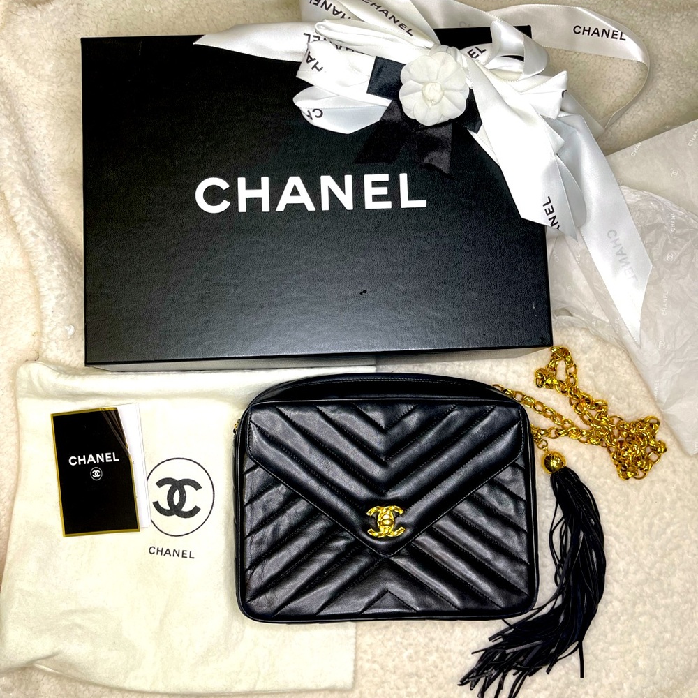 CHANEL black leather chevron shoulder bag with gold chain